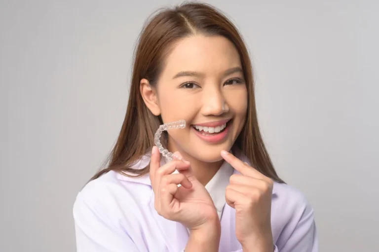Transforma Tu Sonrisa: Razones para Escoger Invisalign y Evitar las Caries Dentales